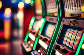 Tangkapan layar aplikasi mobile gamepass menampilkan meja dealer langsung dan permainan slot